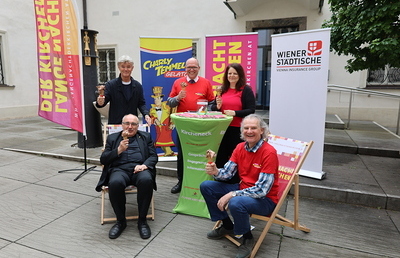 Lange Nacht-Organisatorin Constanze Grininger-Ofner mit Diözesanbischof Wilhelm Krautwaschl, Kircheneck-Leiter Robert Hautz, dem evangelischen Pfarrer Paul G. Nitsche sowie Eismacher Charlie Temmel mit Halleluja-Eis.
